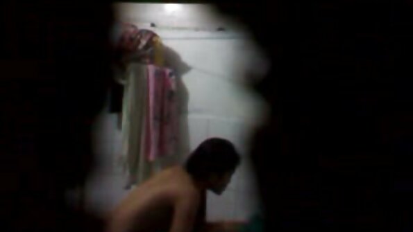 Brünette Katrina Jade seksfilm 123 wird auf einem Bett bösartig entbeint